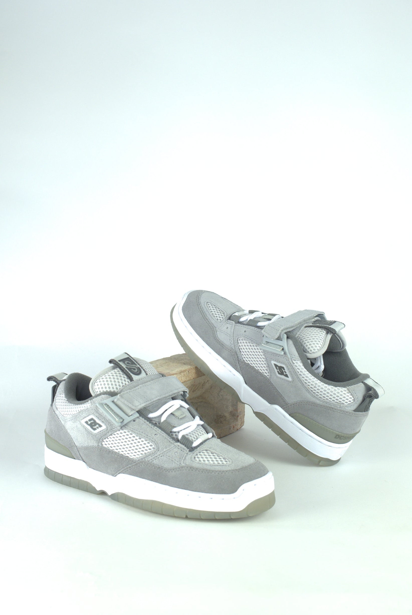 9.5 dc shoes - js1 john shanahan pro skate shoe - grey / last one uk only pair gray white