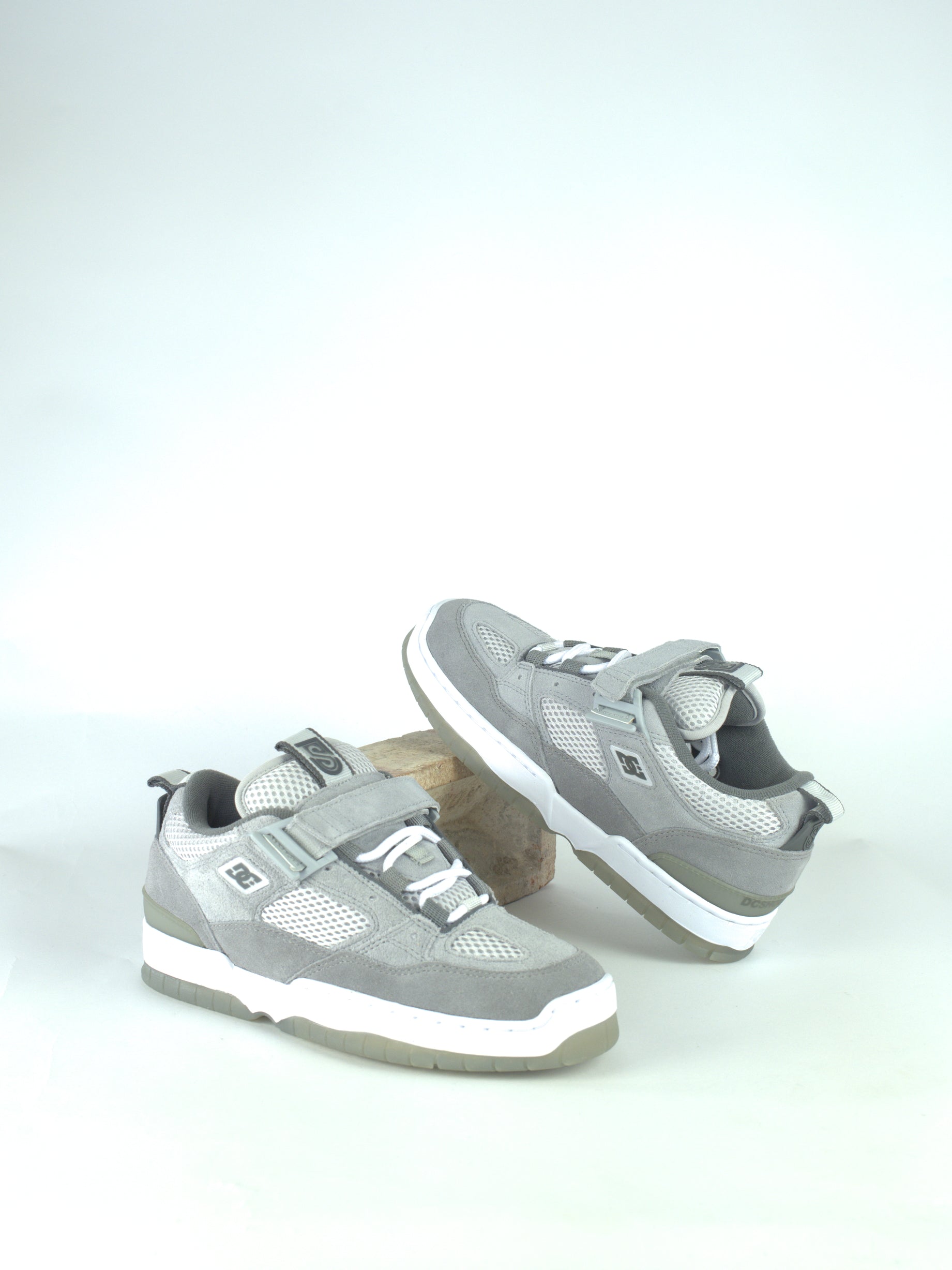 9.5 dc shoes - js1 john shanahan pro skate shoe - grey / last one uk only pair gray white