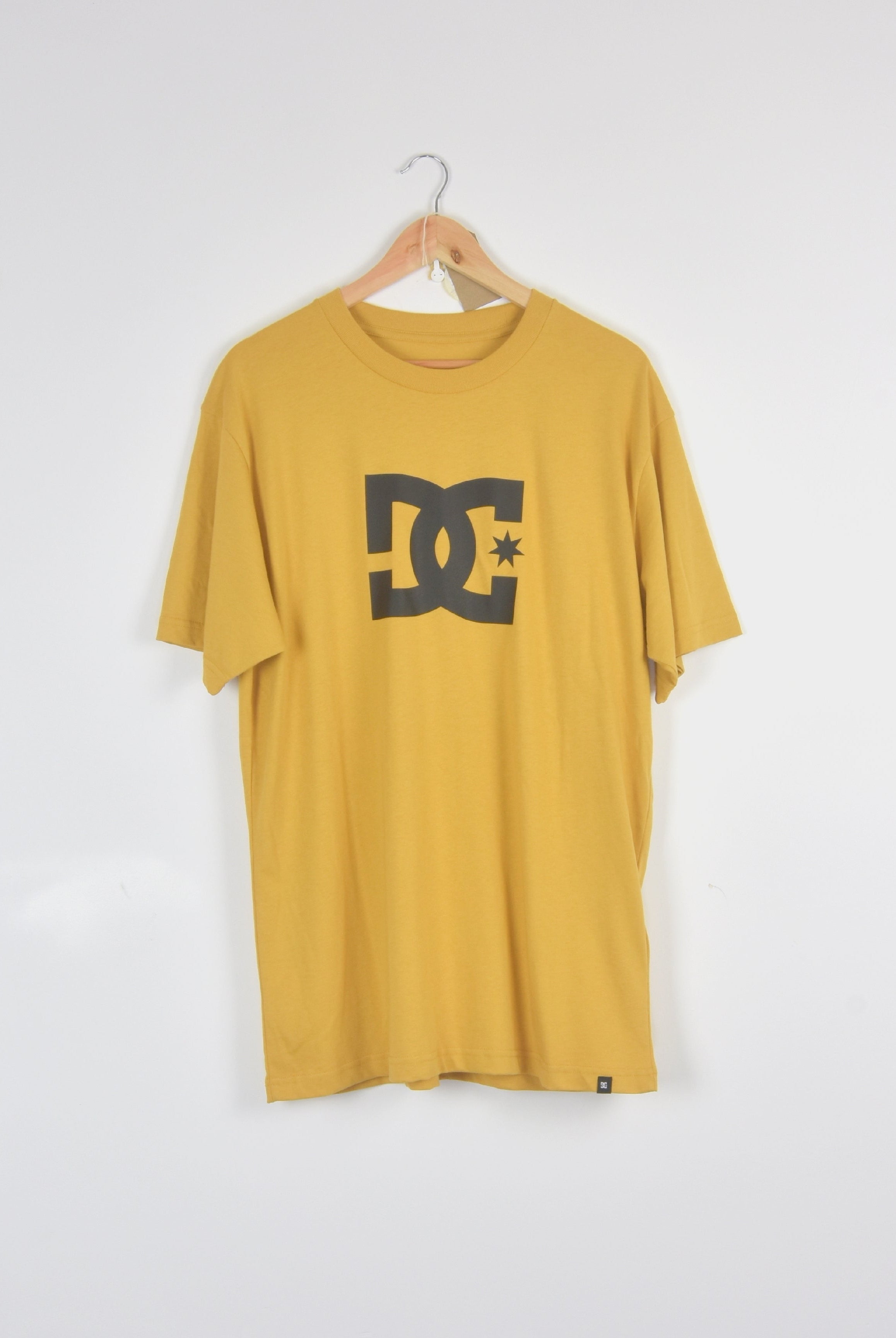 Dc shoes - star tee shirt - yellow yellow dc logo