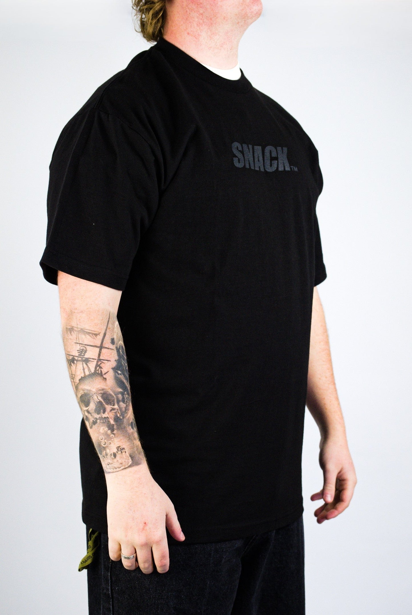 Snack - caps lock tee - black