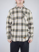 2xl dc shoes marshal flannel shirt beige / tan / grey 2 xl last plaid flannel button up